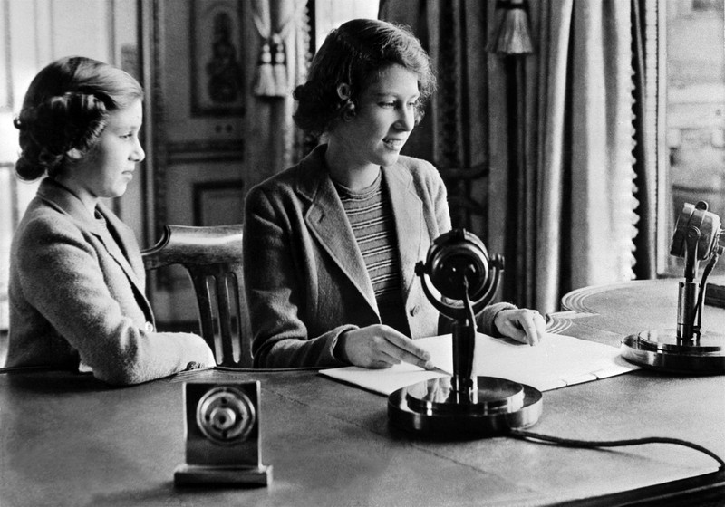 Ratu Inggris Elizabeth II Ratu Inggris Elizabeth II melihat keluar dari jendela mobilnya saat meninggalkan Kapel St George di Kastil Windsor, Windsor, barat London, pada 18 Mei 2019, setelah upacara pernikahan Lady Gabriella Windsor dan Thomas Kingston. (Photo by FRANK AUGSTEIN/POOL/AFP via Getty Images)
