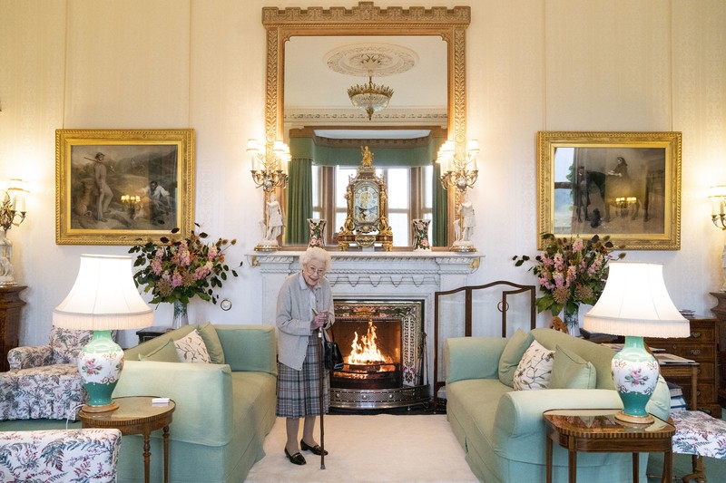 Ratu Inggris Elizabeth II Ratu Inggris Elizabeth II melihat keluar dari jendela mobilnya saat meninggalkan Kapel St George di Kastil Windsor, Windsor, barat London, pada 18 Mei 2019, setelah upacara pernikahan Lady Gabriella Windsor dan Thomas Kingston. (Photo by FRANK AUGSTEIN/POOL/AFP via Getty Images)