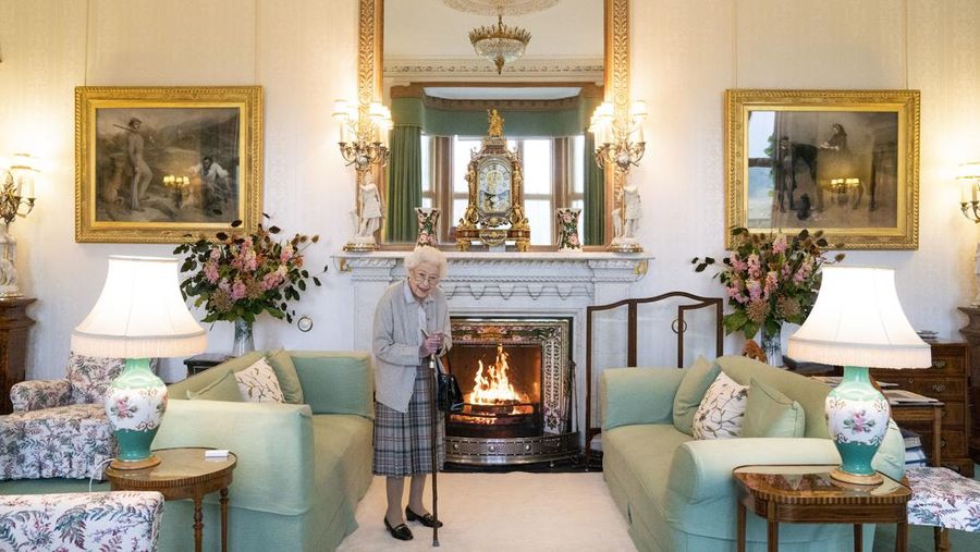 Ratu Inggris Elizabeth II melihat keluar dari jendela mobilnya saat meninggalkan Kapel St George di Kastil Windsor, Windsor, barat London, pada 18 Mei 2019, setelah upacara pernikahan Lady Gabriella Windsor dan Thomas Kingston. (Photo by FRANK AUGSTEIN/POOL/AFP via Getty Images)
