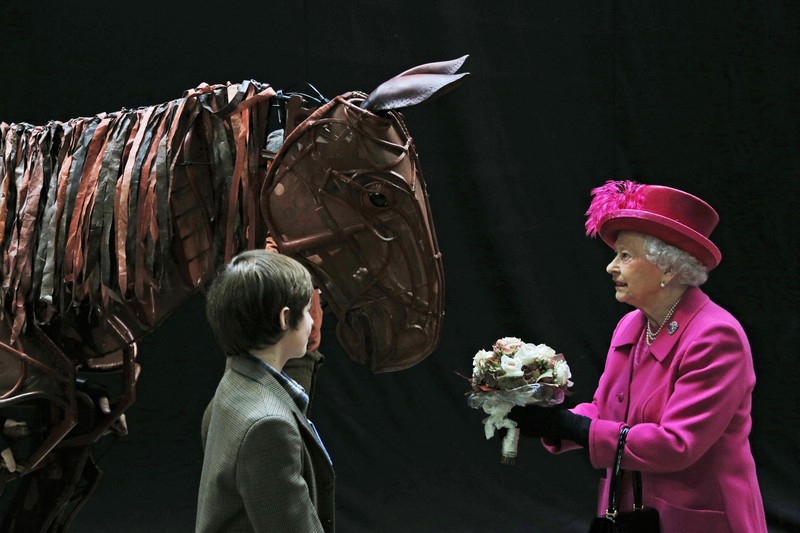 Ratu Inggris Elizabeth II melihat keluar dari jendela mobilnya saat meninggalkan Kapel St George di Kastil Windsor, Windsor, barat London, pada 18 Mei 2019, setelah upacara pernikahan Lady Gabriella Windsor dan Thomas Kingston. (Photo by FRANK AUGSTEIN/POOL/AFP via Getty Images)