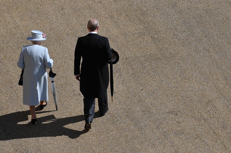 Ratu Inggris Elizabeth II melihat keluar dari jendela mobilnya saat meninggalkan Kapel St George di Kastil Windsor, Windsor, barat London, pada 18 Mei 2019, setelah upacara pernikahan Lady Gabriella Windsor dan Thomas Kingston. (Photo by FRANK AUGSTEIN/POOL/AFP via Getty Images)
