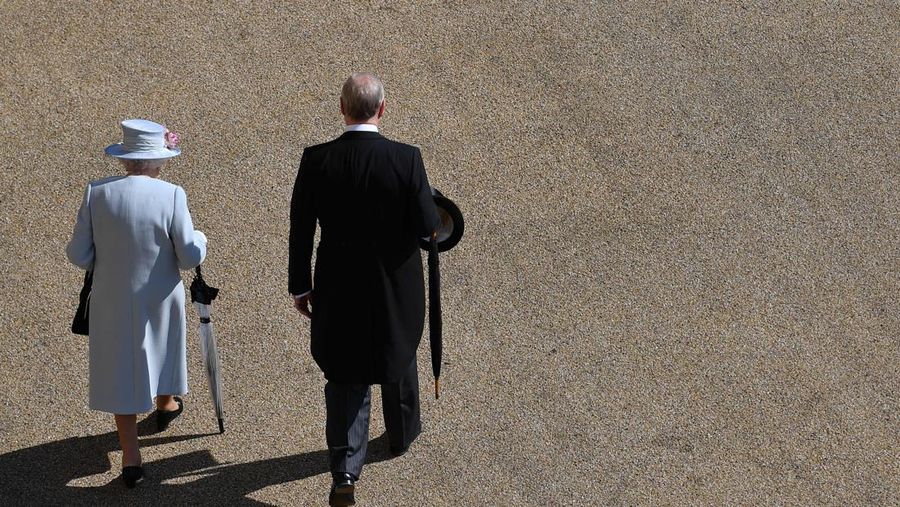Ratu Inggris Elizabeth II melihat keluar dari jendela mobilnya saat meninggalkan Kapel St George di Kastil Windsor, Windsor, barat London, pada 18 Mei 2019, setelah upacara pernikahan Lady Gabriella Windsor dan Thomas Kingston. (Photo by FRANK AUGSTEIN/POOL/AFP via Getty Images)