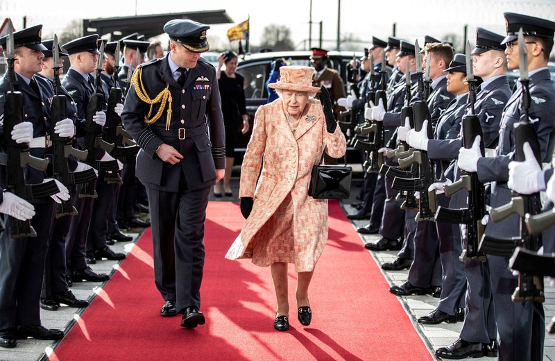 Ratu Inggris Elizabeth II Ratu Inggris Elizabeth II melihat keluar dari jendela mobilnya saat meninggalkan Kapel St George di Kastil Windsor, Windsor, barat London, pada 18 Mei 2019, setelah upacara pernikahan Lady Gabriella Windsor dan Thomas Kingston. (Photo by FRANK AUGSTEIN/POOL/AFP via Getty Images)