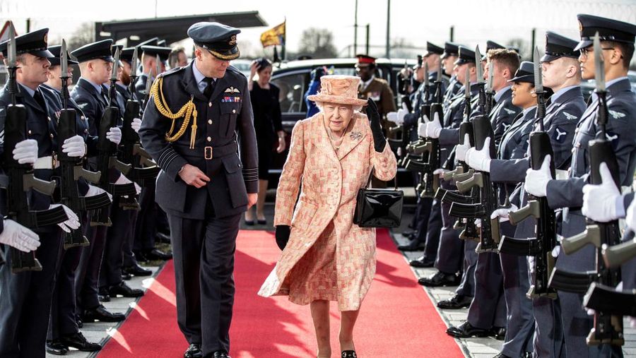 Ratu Inggris Elizabeth II melihat keluar dari jendela mobilnya saat meninggalkan Kapel St George di Kastil Windsor, Windsor, barat London, pada 18 Mei 2019, setelah upacara pernikahan Lady Gabriella Windsor dan Thomas Kingston. (Photo by FRANK AUGSTEIN/POOL/AFP via Getty Images)