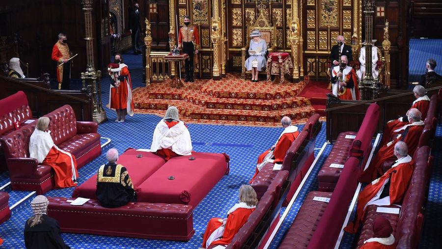 Ratu Inggris Elizabeth II melihat keluar dari jendela mobilnya saat meninggalkan Kapel St George di Kastil Windsor, Windsor, barat London, pada 18 Mei 2019, setelah upacara pernikahan Lady Gabriella Windsor dan Thomas Kingston. (Photo by FRANK AUGSTEIN/POOL/AFP via Getty Images)