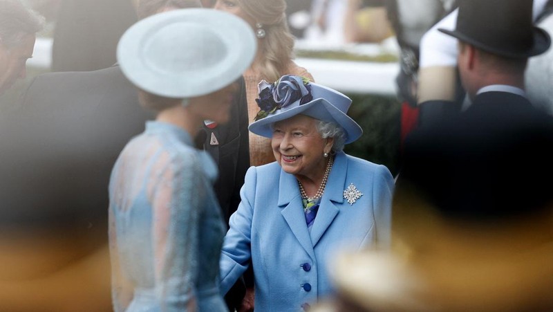 Ratu Inggris Elizabeth II melihat keluar dari jendela mobilnya saat meninggalkan Kapel St George di Kastil Windsor, Windsor, barat London, pada 18 Mei 2019, setelah upacara pernikahan Lady Gabriella Windsor dan Thomas Kingston. (Photo by FRANK AUGSTEIN/POOL/AFP via Getty Images)