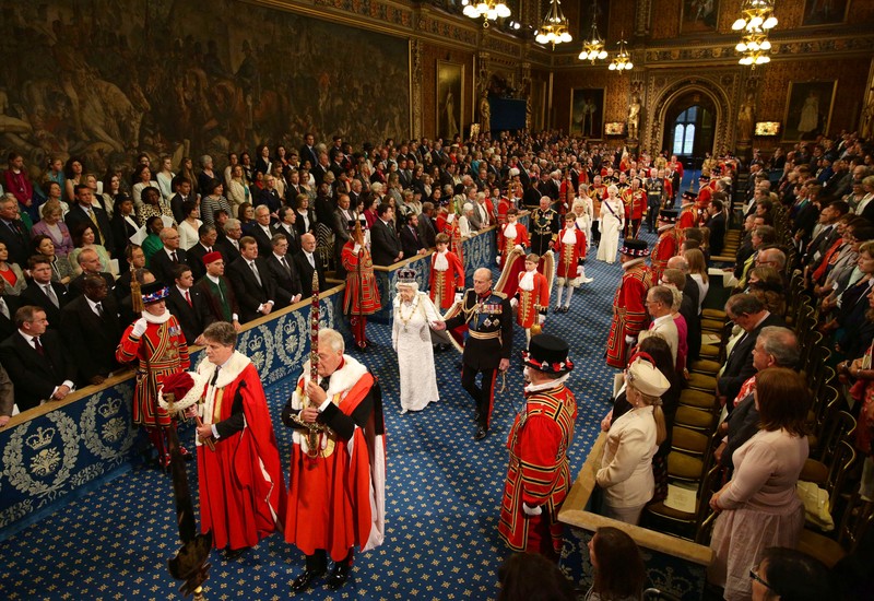 Ratu Inggris Elizabeth II melihat keluar dari jendela mobilnya saat meninggalkan Kapel St George di Kastil Windsor, Windsor, barat London, pada 18 Mei 2019, setelah upacara pernikahan Lady Gabriella Windsor dan Thomas Kingston. (Photo by FRANK AUGSTEIN/POOL/AFP via Getty Images)