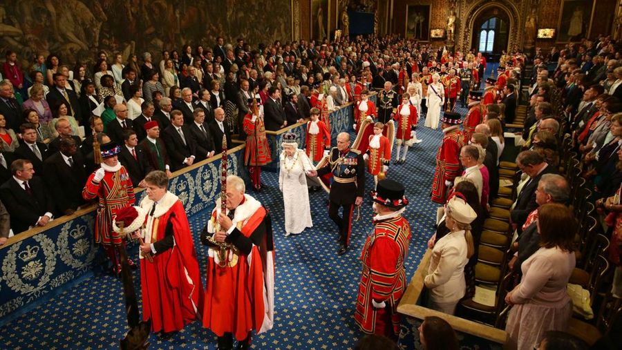 Ratu Inggris Elizabeth II melihat keluar dari jendela mobilnya saat meninggalkan Kapel St George di Kastil Windsor, Windsor, barat London, pada 18 Mei 2019, setelah upacara pernikahan Lady Gabriella Windsor dan Thomas Kingston. (Photo by FRANK AUGSTEIN/POOL/AFP via Getty Images)