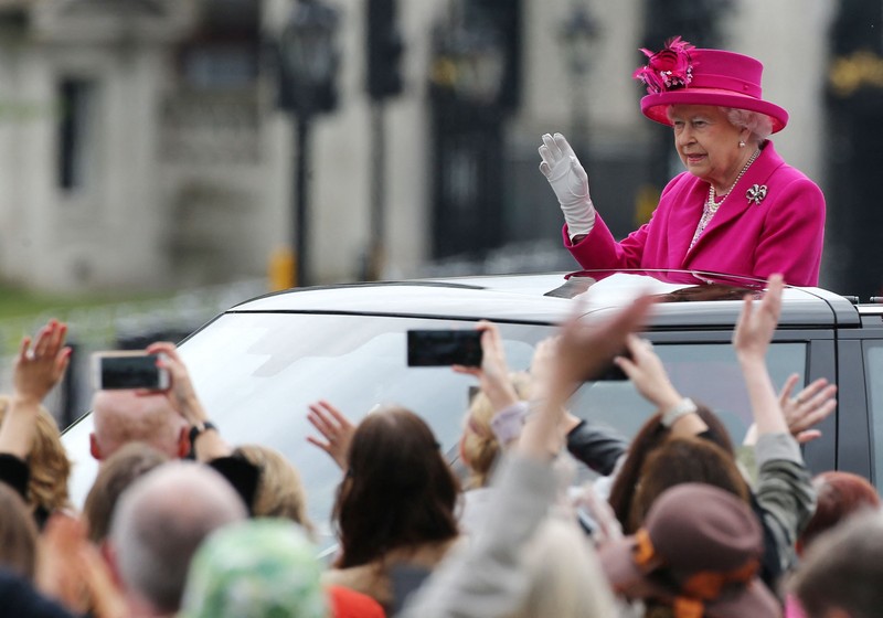 Ratu Inggris Elizabeth II melihat keluar dari jendela mobilnya saat meninggalkan Kapel St George di Kastil Windsor, Windsor, barat London, pada 18 Mei 2019, setelah upacara pernikahan Lady Gabriella Windsor dan Thomas Kingston. (Photo by FRANK AUGSTEIN/POOL/AFP via Getty Images)
