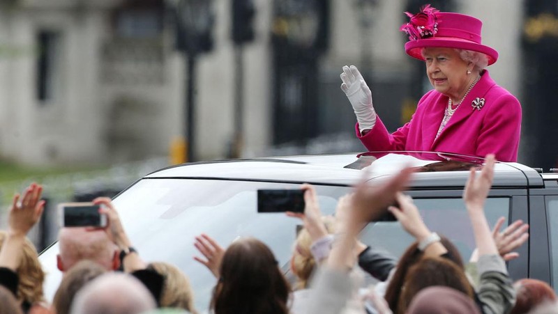 Ratu Inggris Elizabeth II melihat keluar dari jendela mobilnya saat meninggalkan Kapel St George di Kastil Windsor, Windsor, barat London, pada 18 Mei 2019, setelah upacara pernikahan Lady Gabriella Windsor dan Thomas Kingston. (Photo by FRANK AUGSTEIN/POOL/AFP via Getty Images)