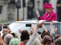 Canggih! Ratu Elizabeth II Diam-diam Punya Ponsel Anti-Hacker