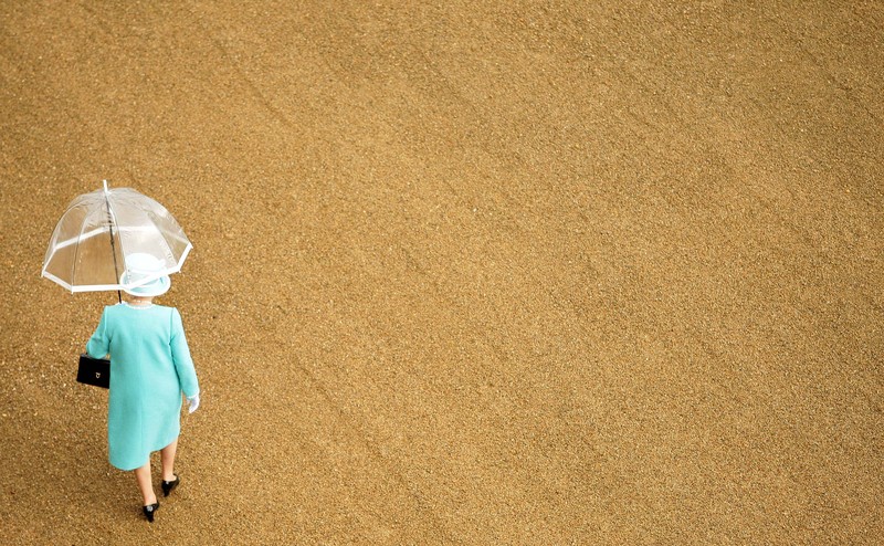 Ratu Inggris Elizabeth II Ratu Inggris Elizabeth II melihat keluar dari jendela mobilnya saat meninggalkan Kapel St George di Kastil Windsor, Windsor, barat London, pada 18 Mei 2019, setelah upacara pernikahan Lady Gabriella Windsor dan Thomas Kingston. (Photo by FRANK AUGSTEIN/POOL/AFP via Getty Images)