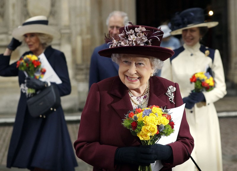 Ratu Inggris Elizabeth II Ratu Inggris Elizabeth II melihat keluar dari jendela mobilnya saat meninggalkan Kapel St George di Kastil Windsor, Windsor, barat London, pada 18 Mei 2019, setelah upacara pernikahan Lady Gabriella Windsor dan Thomas Kingston. (Photo by FRANK AUGSTEIN/POOL/AFP via Getty Images)