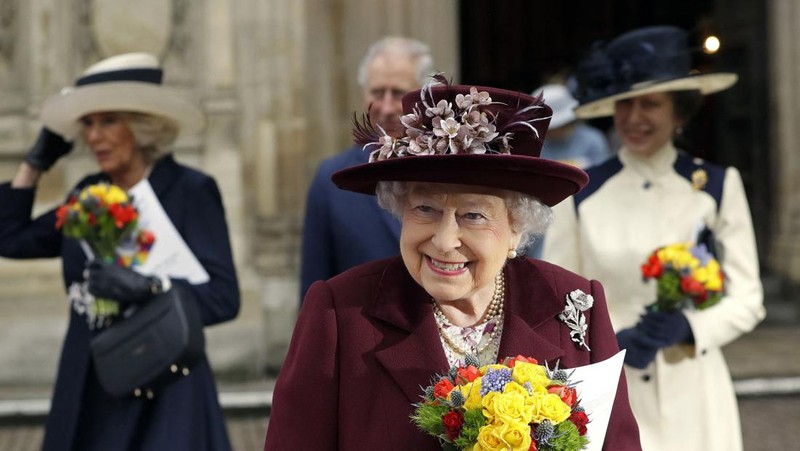 Ratu Inggris Elizabeth II melihat keluar dari jendela mobilnya saat meninggalkan Kapel St George di Kastil Windsor, Windsor, barat London, pada 18 Mei 2019, setelah upacara pernikahan Lady Gabriella Windsor dan Thomas Kingston. (Photo by FRANK AUGSTEIN/POOL/AFP via Getty Images)