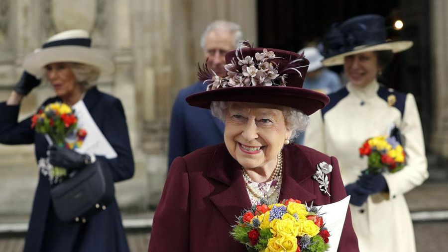 Ratu Inggris Elizabeth II tersenyum saat dia pergi setelah menghadiri Commonwealth Day Service di Westminster Abbey di pusat kota London, pada 12 Maret 2018. - Ratu Inggris Elizabeth II telah menjadi Kepala Persemakmuran selama masa pemerintahannya. (Photo by KIRSTY WIGGLESWORTH/POOL/AFP via Getty Images)