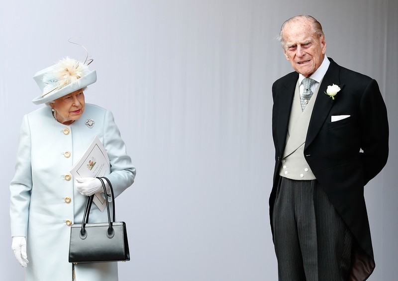 Ratu Inggris Elizabeth II Ratu Inggris Elizabeth II melihat keluar dari jendela mobilnya saat meninggalkan Kapel St George di Kastil Windsor, Windsor, barat London, pada 18 Mei 2019, setelah upacara pernikahan Lady Gabriella Windsor dan Thomas Kingston. (Photo by FRANK AUGSTEIN/POOL/AFP via Getty Images)