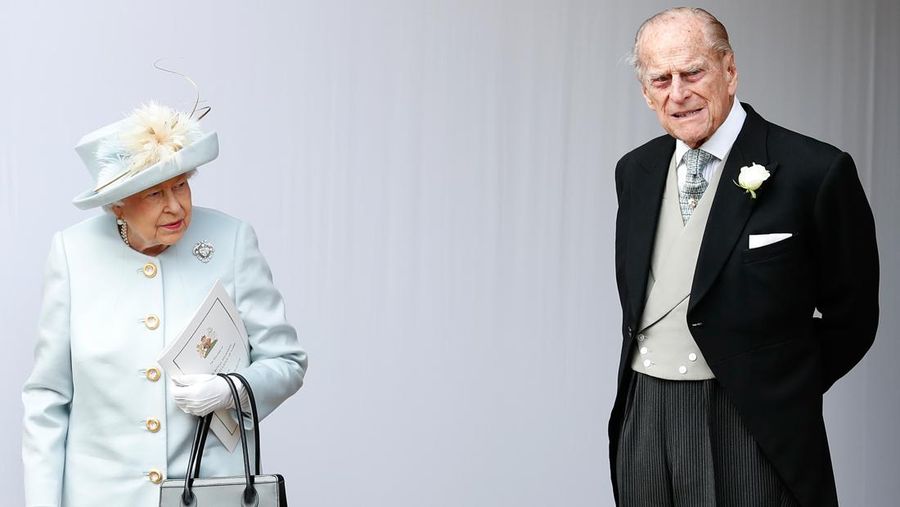 Ratu Inggris Elizabeth II melihat keluar dari jendela mobilnya saat meninggalkan Kapel St George di Kastil Windsor, Windsor, barat London, pada 18 Mei 2019, setelah upacara pernikahan Lady Gabriella Windsor dan Thomas Kingston. (Photo by FRANK AUGSTEIN/POOL/AFP via Getty Images)