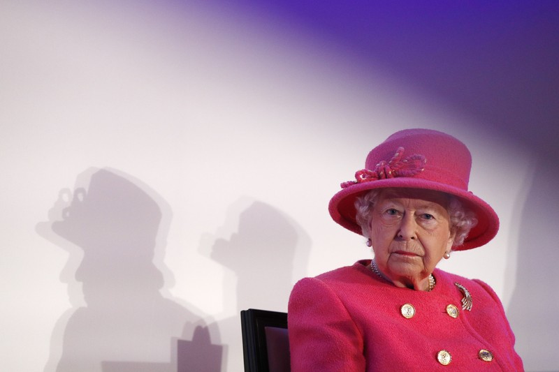 Ratu Inggris Elizabeth II Ratu Inggris Elizabeth II melihat keluar dari jendela mobilnya saat meninggalkan Kapel St George di Kastil Windsor, Windsor, barat London, pada 18 Mei 2019, setelah upacara pernikahan Lady Gabriella Windsor dan Thomas Kingston. (Photo by FRANK AUGSTEIN/POOL/AFP via Getty Images)