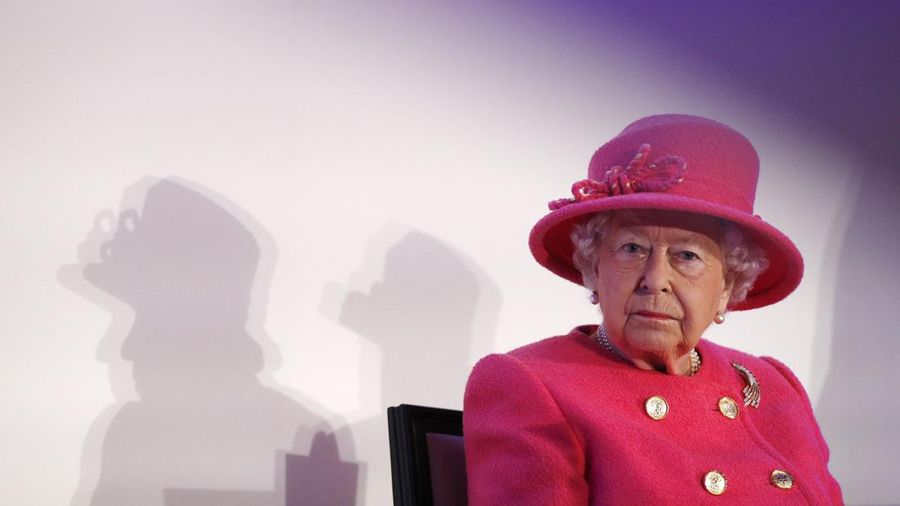 Ratu Inggris Elizabeth II mengunjungi Royal Insitute of Chartered Surveyors (RICS) untuk menandai hari jadinya yang ke 150 di pusat kota London pada 20 November 2018. (Photo ADRIAN DENNIS/AFP via Getty Images)