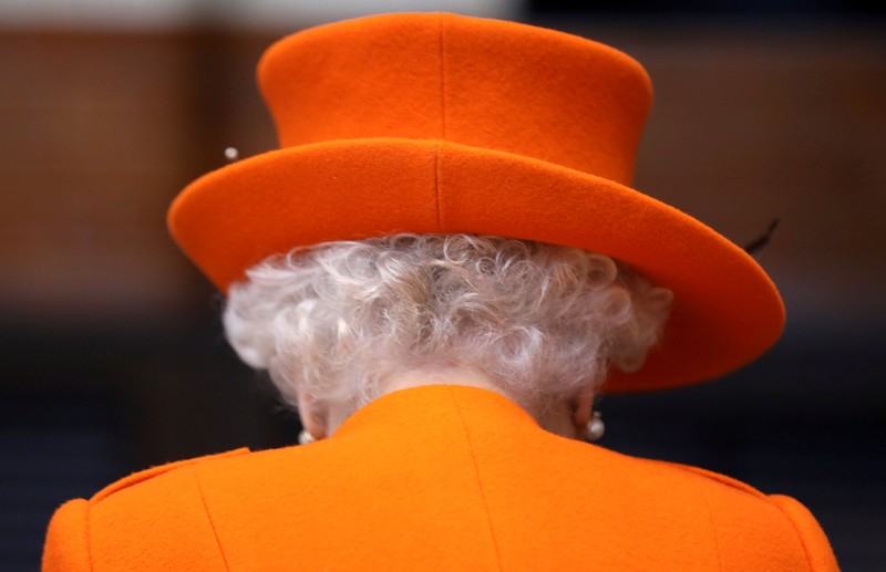 Ratu Inggris Elizabeth II melihat keluar dari jendela mobilnya saat meninggalkan Kapel St George di Kastil Windsor, Windsor, barat London, pada 18 Mei 2019, setelah upacara pernikahan Lady Gabriella Windsor dan Thomas Kingston. (Photo by FRANK AUGSTEIN/POOL/AFP via Getty Images)