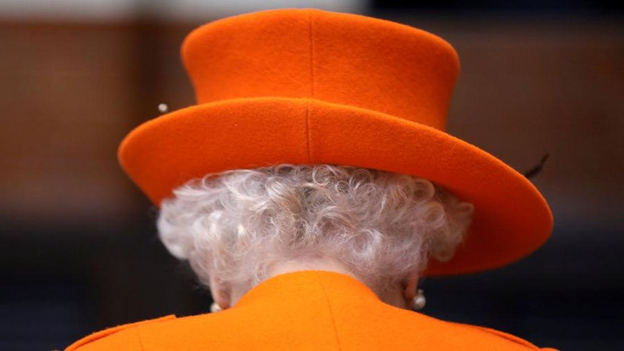 Ratu Inggris Elizabeth II melihat keluar dari jendela mobilnya saat meninggalkan Kapel St George di Kastil Windsor, Windsor, barat London, pada 18 Mei 2019, setelah upacara pernikahan Lady Gabriella Windsor dan Thomas Kingston. (Photo by FRANK AUGSTEIN/POOL/AFP via Getty Images)