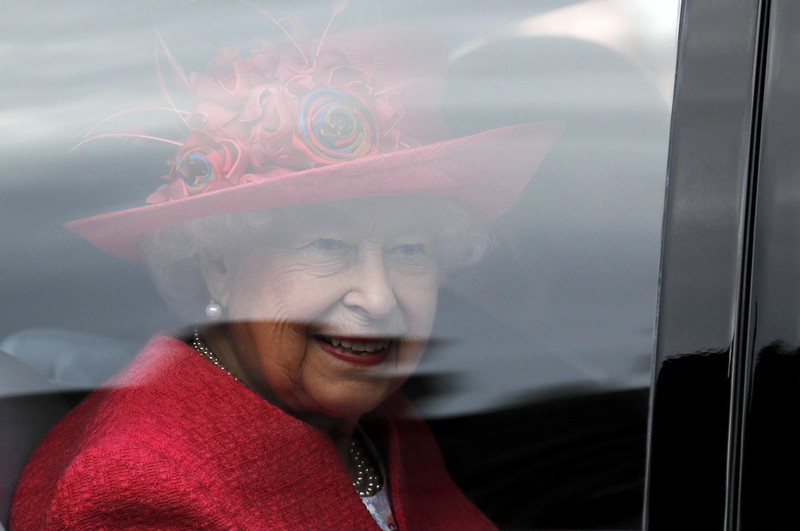 Ratu Inggris Elizabeth II melihat keluar dari jendela mobilnya saat meninggalkan Kapel St George di Kastil Windsor, Windsor, barat London, pada 18 Mei 2019, setelah upacara pernikahan Lady Gabriella Windsor dan Thomas Kingston. (Photo by FRANK AUGSTEIN/POOL/AFP via Getty Images)