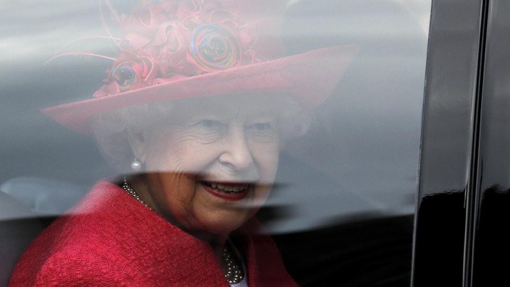 Ratu Inggris Elizabeth II melihat keluar dari jendela mobilnya saat meninggalkan Kapel St George di Kastil Windsor, Windsor, barat London, pada 18 Mei 2019, setelah upacara pernikahan Lady Gabriella Windsor dan Thomas Kingston. (Photo by FRANK AUGSTEIN/POOL/AFP via Getty Images)