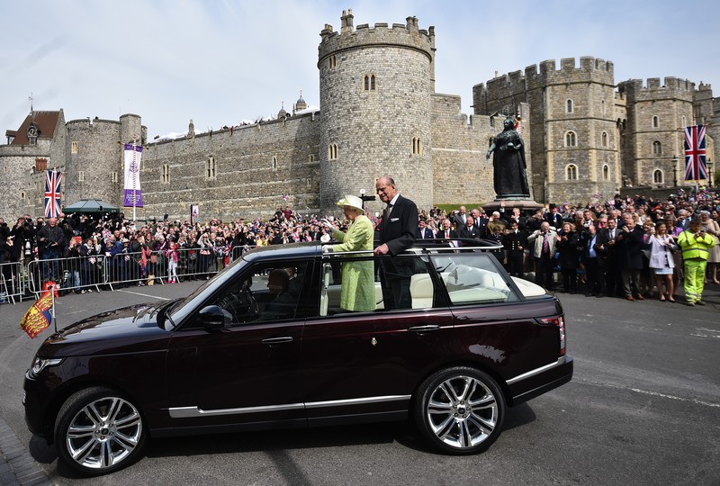 Ratu Inggris Elizabeth II melihat keluar dari jendela mobilnya saat meninggalkan Kapel St George di Kastil Windsor, Windsor, barat London, pada 18 Mei 2019, setelah upacara pernikahan Lady Gabriella Windsor dan Thomas Kingston. (Photo by FRANK AUGSTEIN/POOL/AFP via Getty Images)