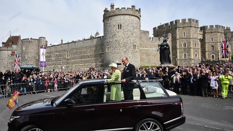 Ratu Inggris Elizabeth II melihat keluar dari jendela mobilnya saat meninggalkan Kapel St George di Kastil Windsor, Windsor, barat London, pada 18 Mei 2019, setelah upacara pernikahan Lady Gabriella Windsor dan Thomas Kingston. (Photo by FRANK AUGSTEIN/POOL/AFP via Getty Images)