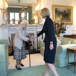 Tangan Memar Ratu Elizabeth II Sebelum Meninggal Jadi Sorotan