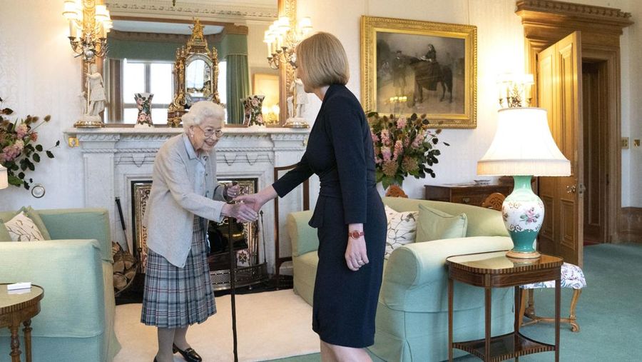 Ratu Inggris Elizabeth II melihat keluar dari jendela mobilnya saat meninggalkan Kapel St George di Kastil Windsor, Windsor, barat London, pada 18 Mei 2019, setelah upacara pernikahan Lady Gabriella Windsor dan Thomas Kingston. (Photo by FRANK AUGSTEIN/POOL/AFP via Getty Images)