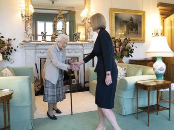 Tangan Memar Ratu Elizabeth II Sebelum Meninggal Jadi Sorotan