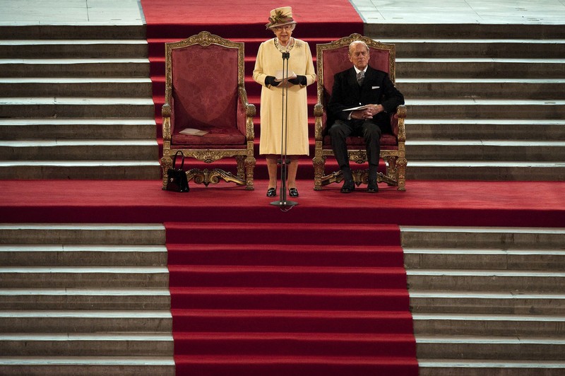 Ratu Inggris Elizabeth II Ratu Inggris Elizabeth II melihat keluar dari jendela mobilnya saat meninggalkan Kapel St George di Kastil Windsor, Windsor, barat London, pada 18 Mei 2019, setelah upacara pernikahan Lady Gabriella Windsor dan Thomas Kingston. (Photo by FRANK AUGSTEIN/POOL/AFP via Getty Images)