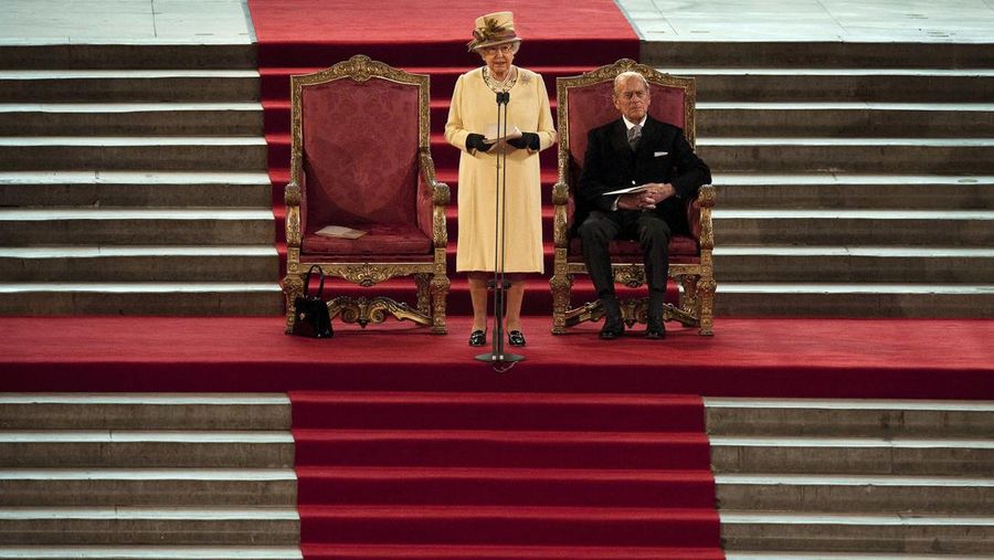 Ratu Inggris Elizabeth II melihat keluar dari jendela mobilnya saat meninggalkan Kapel St George di Kastil Windsor, Windsor, barat London, pada 18 Mei 2019, setelah upacara pernikahan Lady Gabriella Windsor dan Thomas Kingston. (Photo by FRANK AUGSTEIN/POOL/AFP via Getty Images)