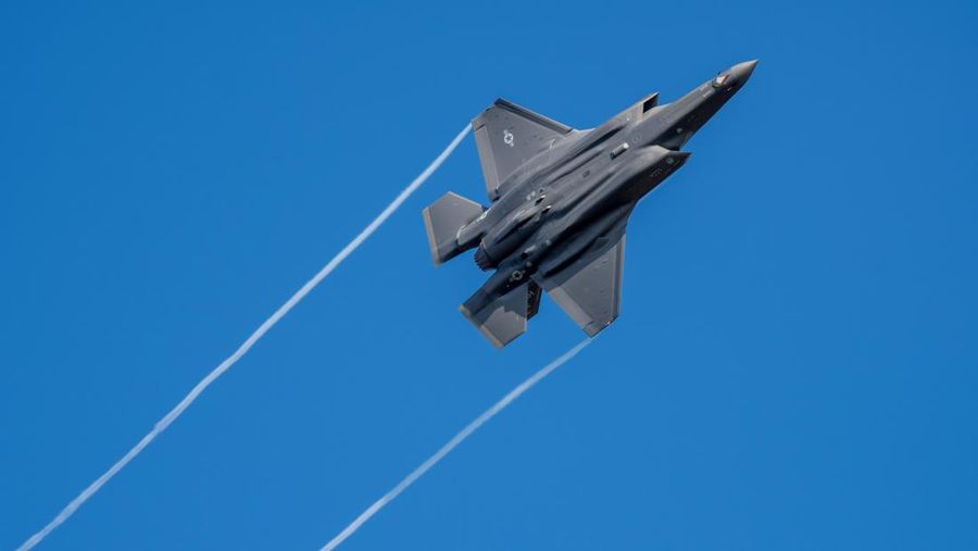 Pesawat tempur siluman Lockheed Martin F-35 Lightning Angkatan Udara AS terbang di atas Teluk San Francisco di San Francisco, California pada 13 Oktober 2019.  (Photo by Yichuan Cao/NurPhoto via Getty Images)