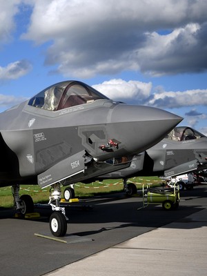 Sebuah jet tempur Lockheed Martin F-35 Lightning II AS terlihat dipamerkan selama Berlin International Air Show (ILA) 2018 di Schoenefeld, Jerman, 25 April 2018. Lebih dari 150.000 pengunjung diperkirakan akan menghadiri Air Show yang berlangsung hin