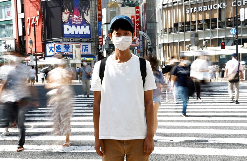 Shoji Morimoto yang mengenakan biaya 10.000 yen (atau setara dengan Rp 1 juta) per pemesanan untuk menemani klien dan hanya ada sebagai pendamping, pergi menemui kliennya di Tokyo, Jepang, Rabu (31/8/2022). Shoji Morimoto, penduduk Tokyo, Jepang, berusia 38 tahun itu bekerja “menyewakan diri sendiri” untuk berada di mana pun klien saya menginginkan saya dan tidak melakukan apa pun yang khusus. (REUTERS/Kim Kyung-Hoon)