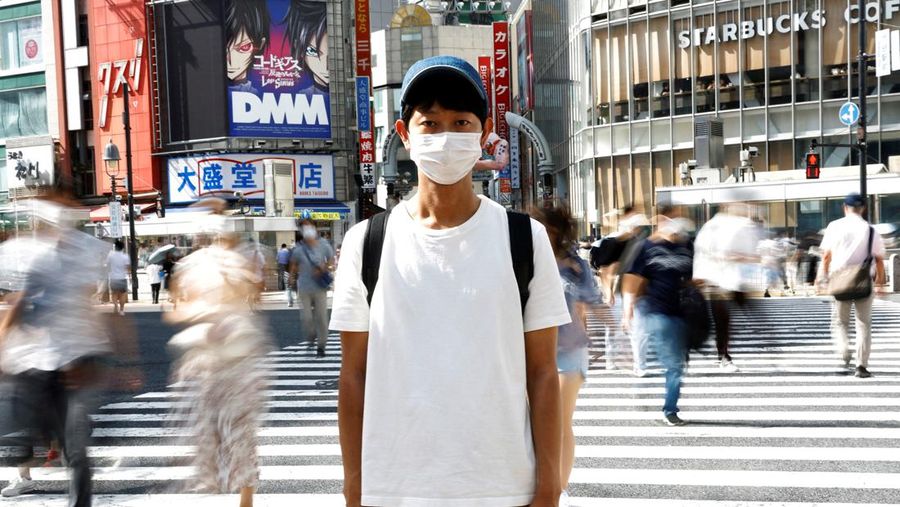 Shoji Morimoto yang mengenakan biaya 10.000 yen (atau setara dengan Rp 1 juta) per pemesanan untuk menemani klien dan hanya ada sebagai pendamping, pergi menemui kliennya di Tokyo, Jepang, Rabu (31/8/2022). Shoji Morimoto, penduduk Tokyo, Jepang, berusia 38 tahun itu bekerja “menyewakan diri sendiri” untuk berada di mana pun klien saya menginginkan saya dan tidak melakukan apa pun yang khusus. (REUTERS/Kim Kyung-Hoon)