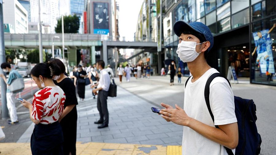 Shoji Morimoto yang mengenakan biaya 10.000 yen (atau setara dengan Rp 1 juta) per pemesanan untuk menemani klien dan hanya ada sebagai pendamping, pergi menemui kliennya di Tokyo, Jepang, Rabu (31/8/2022). Shoji Morimoto, penduduk Tokyo, Jepang, berusia 38 tahun itu bekerja “menyewakan diri sendiri” untuk berada di mana pun klien saya menginginkan saya dan tidak melakukan apa pun yang khusus. (REUTERS/Kim Kyung-Hoon)