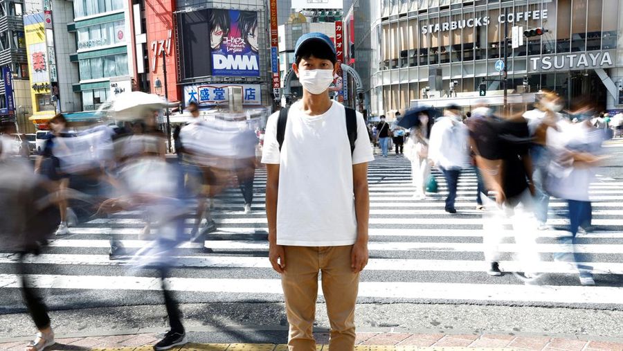 Shoji Morimoto yang mengenakan biaya 10.000 yen (atau setara dengan Rp 1 juta) per pemesanan untuk menemani klien dan hanya ada sebagai pendamping, pergi menemui kliennya di Tokyo, Jepang, Rabu (31/8/2022). Shoji Morimoto, penduduk Tokyo, Jepang, berusia 38 tahun itu bekerja “menyewakan diri sendiri” untuk berada di mana pun klien saya menginginkan saya dan tidak melakukan apa pun yang khusus. (REUTERS/Kim Kyung-Hoon)