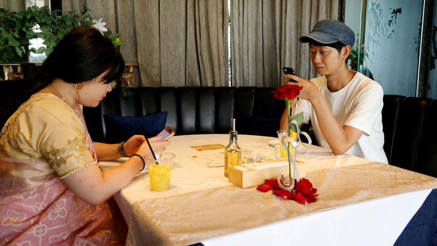 Shoji Morimoto yang mengenakan biaya 10.000 yen (atau setara dengan Rp 1 juta) per pemesanan untuk menemani klien dan hanya ada sebagai pendamping, pergi menemui kliennya di Tokyo, Jepang, Rabu (31/8/2022). Shoji Morimoto, penduduk Tokyo, Jepang, berusia 38 tahun itu bekerja “menyewakan diri sendiri” untuk berada di mana pun klien saya menginginkan saya dan tidak melakukan apa pun yang khusus. (REUTERS/Kim Kyung-Hoon)