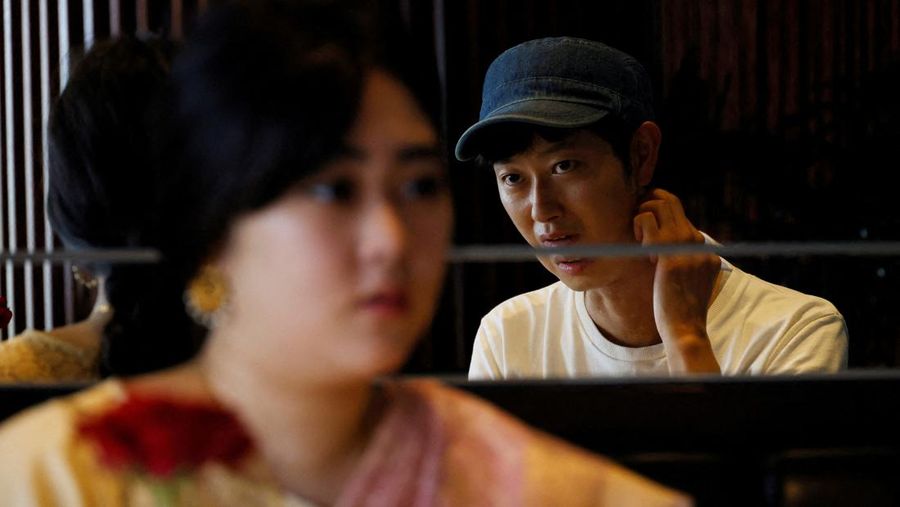 Shoji Morimoto yang mengenakan biaya 10.000 yen (atau setara dengan Rp 1 juta) per pemesanan untuk menemani klien dan hanya ada sebagai pendamping, pergi menemui kliennya di Tokyo, Jepang, Rabu (31/8/2022). Shoji Morimoto, penduduk Tokyo, Jepang, berusia 38 tahun itu bekerja “menyewakan diri sendiri” untuk berada di mana pun klien saya menginginkan saya dan tidak melakukan apa pun yang khusus. (REUTERS/Kim Kyung-Hoon)