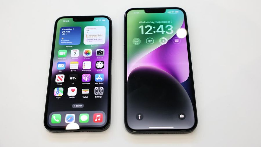 Tampilan iPhone 14 dan iPhone 14 Plus baru ditampilkan selama acara khusus Apple di Cupertino, California, Amerika Serikat, Rabu (7/9/2022). Apple meluncurkan iPhone 14 baru serta versi baru dari Apple Watch, termasuk Apple Watch SE, versi murah dari arloji populer yang akan mulai dari $249.  (Photo by Justin Sullivan/Getty Images)