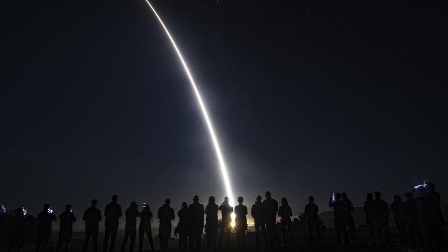 Rudal balistik antarbenua (ICBM) Minuteman 3 yang tidak bersenjata diluncurkan selama uji operasional di Pangkalan Angkatan Luar Angkasa Vandenberg, California, Rabu (7/9/2022). Rudal antarbenua ICBM Minuteman III yang merupakan salah satu senjata andalan AS tersebut merupakan uji coba rudal yang kedua kali kurang dari sebulan. (Ryan Quijas/U.S. Air Force via AP)