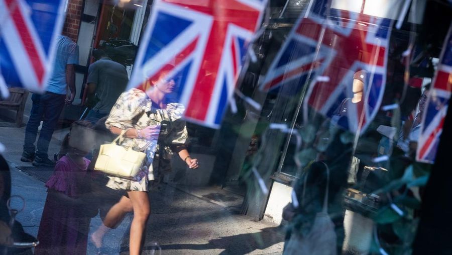 Seseorang berjalan melewati bendera Inggris di Tea & Sympathy di West Village, New York, Kamis (8/9/2022).. Tea & Sympathy in the West Village adalah satu-satunya restoran Inggris yang dimiliki dan dioperasikan di Manhattan. (Photo by Alexi Rosenfeld/Getty Images)