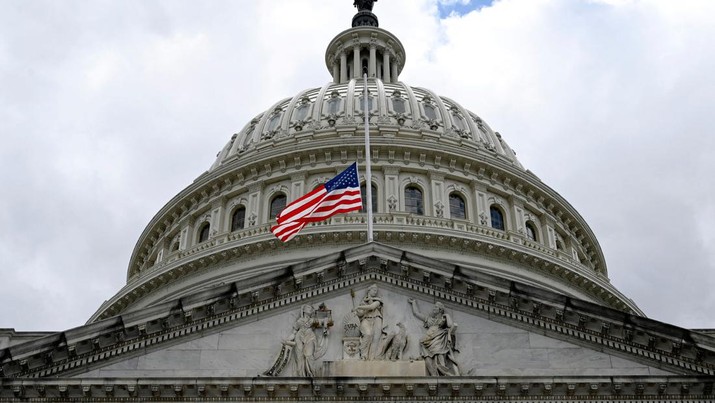 Bendera Amerika Serikat berkibar setengah tiang di US Capitol di Washington, DC, Kamis (8/9/2022) setelah meninggalnya Ratu Elizabeth II dari Inggris. (Photo by OLIVIER DOULIERY/AFP via Getty Images)