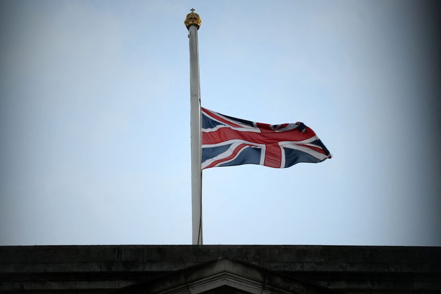 Bendera Setengah Tiang Inggris di luar Istana Buckingham Saat Ratu Elizabeth II Meninggal