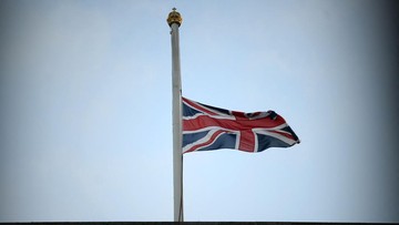 Sebuah bendera serikat berkibar setengah tiang setelah diumumkan bahwa Ratu Elizabeth II telah meninggal, di Istana Buckingham, London, Inggris, Kamis (8/9/2022). Ratu Elizabeth II yang merupakan pemimpin terlama yang memerintah Inggris dan tokoh negara selama tujuh dekade meninggal dalam usia 96 tahun. (Photo by DANIEL LEAL/AFP via Getty Images)
