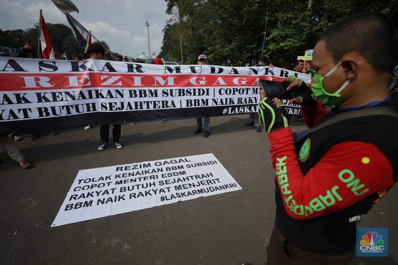 Demo Tolak Kenaikan BBM Sejumlah massa aksi melakukan aksi demo di kawasan Patung Kuda, Jakarta Pusat, Jumat (9/9/2022). Mereka berdemo menolak kenaikan harga bahan bakar minyak (BBM). (CNBC Indonesia/ Tri Susilo)