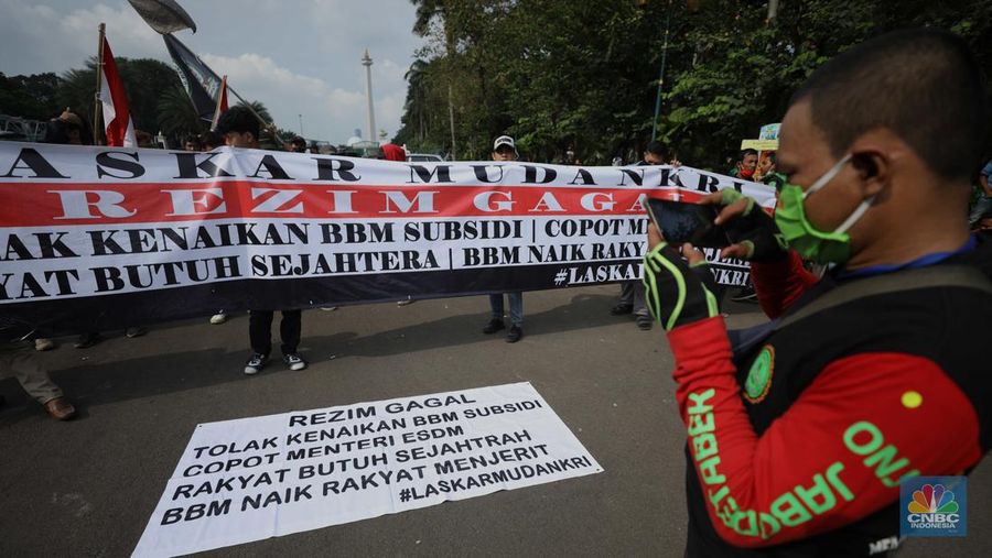 Sejumlah massa aksi melakukan aksi demo di kawasan Patung Kuda, Jakarta Pusat, Jumat (9/9/2022). Mereka berdemo menolak kenaikan harga bahan bakar minyak (BBM). (CNBC Indonesia/ Tri Susilo)